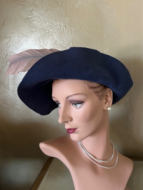 FASHIONABLE 1940s\' STEELE BLUE FELT FEDORA + PURPLE DRAPED BAND + CURVED FEATHER